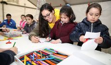 La carpa de Baio es un punto de encuentro y entretenimiento para los ni�os mientras aguardan la visita real