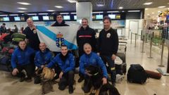 La expedicin de rescatadores que viaj a Turqua: Jos Manuel Painceiras, Diego Rico, Manoel Tato y Borja Caneiro (de pie) con integrantes del servicio canino del Casaga (sentados abajo). 