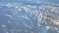 Un avi�n deja una estela de condensaci�n a su paso