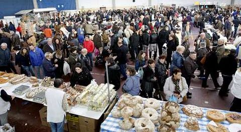 El recinto ferial, en el que se vend�a todo tipo de comida, estuvo abarrotado de gente desde la ma�ana hasta la noche.