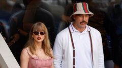 Taylor Swift y Travis Kelce durante un partido de tenis en el 2024