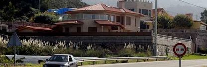 La casa de la Orden y Mandato San Miguel Arc�ngel en el municipio pontevedr�s de Oia, en primer t�rmino. 