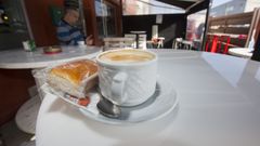 Imagen de la terraza de un bar en la localidad coru�esa de Carballo
