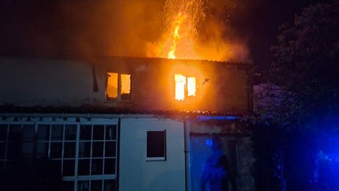 Las llamas calcinaron por completo la planta superior de la vivienda unifamiliar, situada en la calle Cadaval