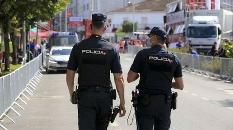 Dos policas nacionales, en una patrulla en el centro de Monforte