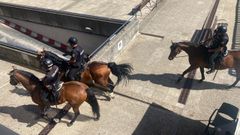Los agentes de la Unidad de Caballer�a de la Polic�a Nacional recorrieron el centro de Ribeira