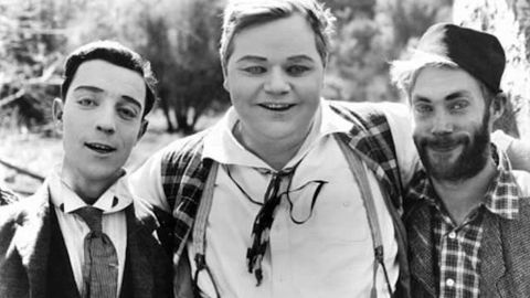 Buster Keaton (� esquerda, nunha das escasas imaxes de cine nas que sae sorrindo) en �The Butcher Boy�, de 1917.