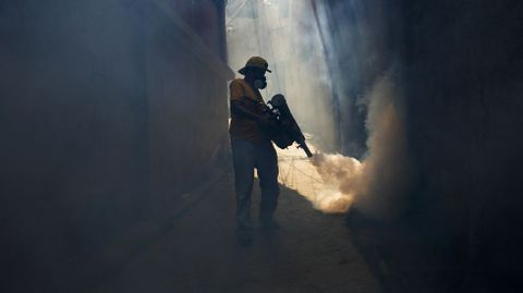 Un hombre, en una foto de archivo, fumiga las calles para controlar a los mosquitos transmisores del virus chikungua