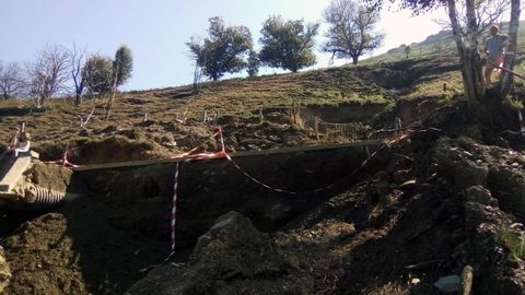 Yurema, en la v�a cortada que deber�a comunicarla con su colegio