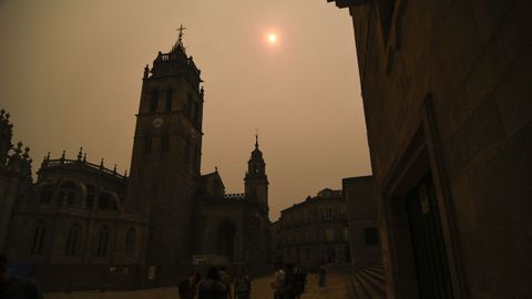 El cielo de Lugo se cubrió por el humo y las partículas de los incendios de Ourense y del centro de Galicia