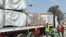 Miembros y voluntarios de la Media Luna Roja Egipcia se re�nen junto a un cami�n que transporta ayuda humanitaria�a Gaza a trav�s del�cruce de Rafah.