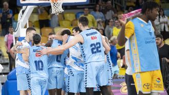 Pi&ntilde;a de los jugadores breoganistas al t&eacute;rmino del partido para festejar la victoria.