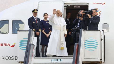 El papa despeg� a las 08.51 horas en un avi�n de Iberia desde la Base A�rea de Gando, en Gran Canaria, al aeropuerto de Tenerife Norte.