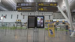 Imagen de la zona de salidas del aeropuerto de Santiago sin actividad, durante el cierre de la terminal por las obras de la pista de vuelos