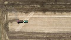 Un tractor aplica fertilizantes en un campo de Alemania en una foto de archivo