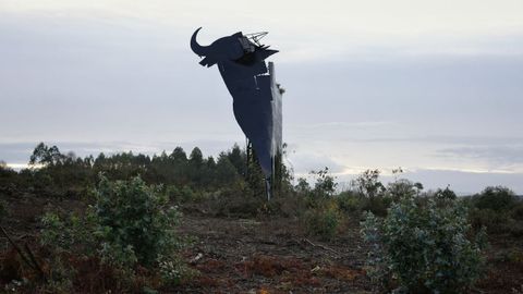 El toro de Osborne de Coir�s, decapitado por el viento. 