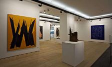 <span lang= es-es >Proyectos</span>. A la izquierda, la bodega Dominio de Bibei, en Manzaneda (Ourense). Sobre estas l�neas, la Galer�a de Arte Fern�ndez-Braso, en Madrid.