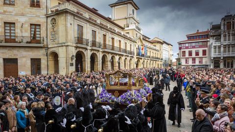 La imagen del Santo Cristo Yacente en la salida de la Iglesia de San Isidoro el Real, de la cofradia del Santo Entierro y Nuestra Seora de los Dolores, al inicio de la procesin hoy Viernes Santo en Oviedo dentro de los actos de la semana santa ovetense.