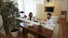 Carmen P�rez y Ram�n Montero, en el piso que reformaron en la calle Real, con vistas a la plaza de Amboage