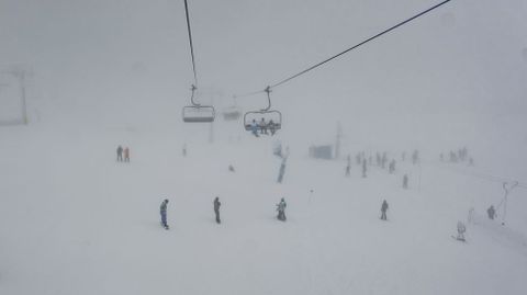 La niebla desluci� el primer d�a de la temporada de esqu� en Manzaneda.