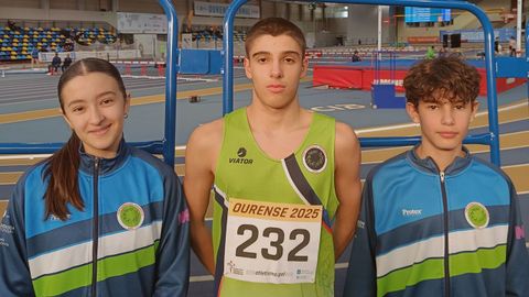 Deportistas da Agrupacin Atltica Maz que disputaron o Campionato Galego Sub-16 de Pista Cuberta