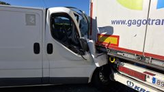 La furgoneta qued� completamente destrozada por la parte delantera del copiloto.