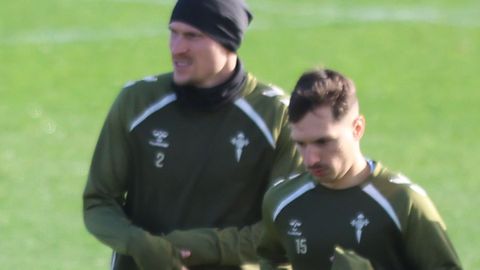 Byran Zaragoza, con Carl Starfelt, en el entrenamiento del Celta de este s&aacute;bado&nbsp;en Afouteza.