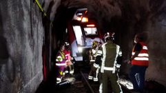 Operativo de rescate en el t�nel donde quedaron atrapados una docena de viajeros, en Ma��n.