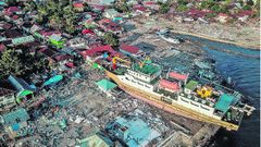 Un barco pesquero acab varado en tierra firme en la localidad de Wani, una de las ms afectadas por el tsunami