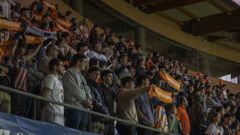 Aficionados del Obradoiro y del Leyma durante el duelo de la primera vuelta en Sar.
