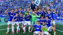La plantilla del Real Oviedo celebra el triunfo con los aficionados desplazados a Valladolid