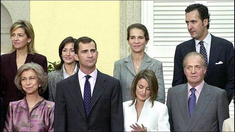 En noviembre del 2003, lleg el compromiso de su sucesor, el prncipe Felipe. Letizia Ortiz Rocasolano observa el anillo de pedida que le ha regalado su prometido, mientras ambos posan en el Palacio de El Pardo con sus respectivas familias, el 6 de noviembre de ese ao.