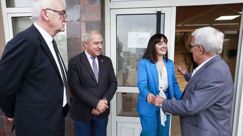 El ex alcalde popular Agustn Baamonde, saludando a Marta Rouco antes del pleno en presencia del presidente de la Diputacin, Jos Tom, y del concejal Eduardo Vidal. 