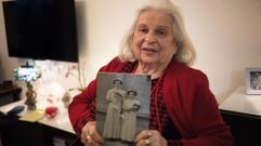 Suzanna Brau sostiene entre sus manos las fotos de ella y su hermana Agi, que sobrevivieron a tres campos de concentraci�n.