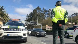 Un agente vigila la circulacin en un control de alcoholemia.