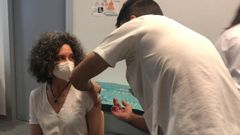 Una de las primeras profesoras que se ha vacunado del coronavirus en el �rea sanitaria de Lugo