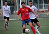 El dumbri�s Jes�s presiona a un futbolista del Chantada. 