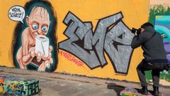 La compra masiva del papel higi�nico, tema de este grafiti berlin�s, es el recurso de algunos juegos de �escape rooms� virtuales
