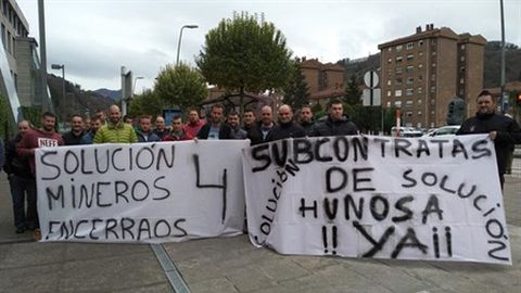 Compaeros de los mineros del pozo Santiago con pancartas reivindicando sus derechos