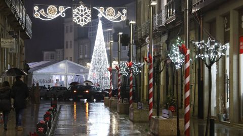 NAVIDAD EN CELANOVA.rboles y farolas, adems de los arcos de luces, estn decorados en las calles de Celanova. A pesar de la lluvia, las luces de Navidad iluminan la vila de san Rosendo