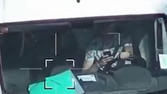 Imagen captada por el helic�ptero de la DGT del conductor de una furgoneta manipulando el m�vil.