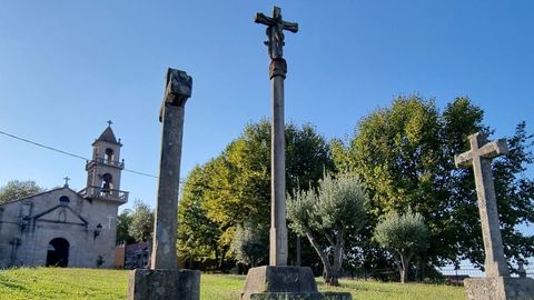 Calvario situado ante la iglesia parroquial