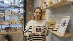 �rica, con algunos de los productos personalizados que vende en su tienda, Parrulos