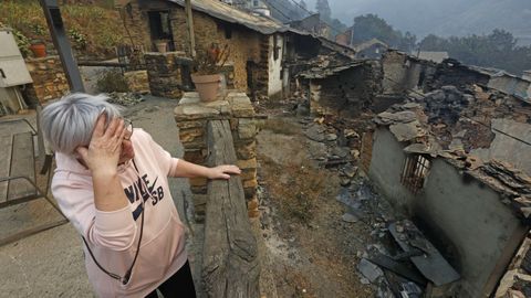 Las casas completamente arrasadas por las llamas en San Vicente de Leira
