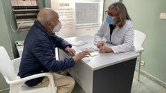 Manuel, de 91 a�os, recibiendo las instrucciones para la administraci�n del bl�ster SPD