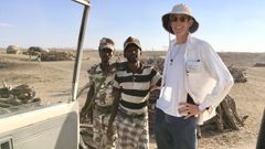 Pattinson con trabajadores de apoyo y seguridad en una excavaci�n en Etiop�a.