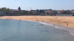 Los asturianos disfrutan del sol en la playa de Luanco