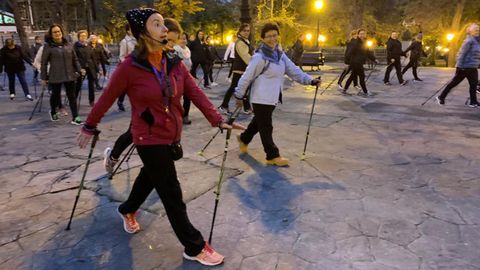 Ana Fernández practica junto con sus alumnas la técnica de la marcha nórdica