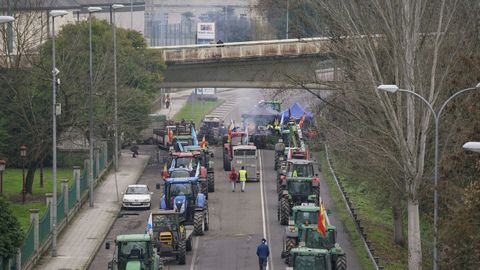 Agricultores y ganaderos han instalado dos carpas y quemado neum�ticos y rollos de paja
