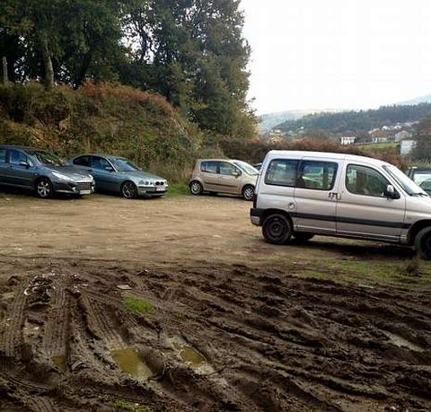 El solar acumula lodos y baches.